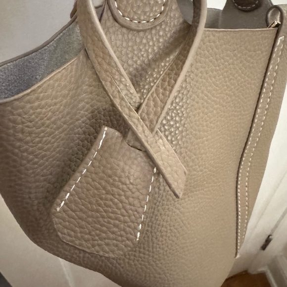 Elegant Brown Leather Tote Bag - Picture 6 of 6